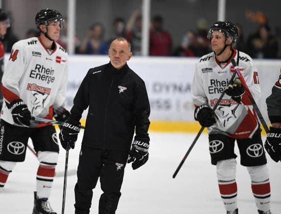 09.08.2026, xophax, KEC , Eishockey , Haie. Kölnarena 2 , Öffentliches Showtraining, Training. Trainer Thomas Berglund ( KEC ) mit Jan Luca Sennhenn, rechts ( KEC ) und Noah Münzenberger , links ( KEC ) Köln Cologne
