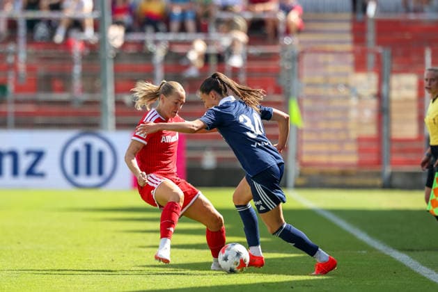 Magdalena Eriksson (FC Bayern Muenchen, 05) mit Ball miit Aurelie Reynders (Paris FC, 34), GER, FC Bayern Muenchen vs. Paris FC, Fussball, Testspiel, Saison 2026 2027, 09.08.2026, GER, FC Bayern Muenchen vs. Paris FC, Fussball, Testspiel, Saison 2026 2027, 09.08.2026 Unterhaching Copyright: xEibner-Pressefoto JennixMaulx EP_JML