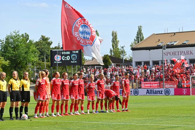 1.Auftritt im Sportpark Unterhaching fuer die Fussball Frauene des FC Bayern.,Teamfoto,Team,Mannschaft,Mannschaftsfoto. Fussball Testspiel Bayern Muenchen Frauen - Paris FC am 09.08.2026 im Sportpark Unterhaching Saison 2026 2027,