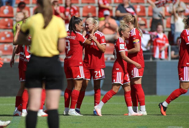 Fussball, Frauen, Saison 2026 2027, FC Bayern München - Paris FC, Freundschaftsspiel, Testspiel, Sportpark Unterhaching 1:0 durch Pernille Harder (FC Bayern München) Tor, Jubel mit Jovana Damnjanovic (FC Bayern München) (li.)