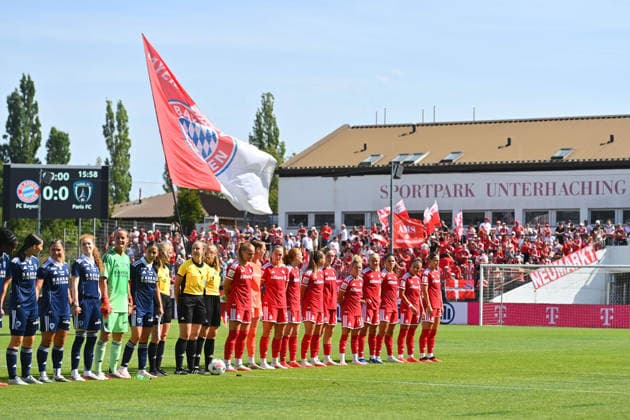 1.Auftritt im Sportpark Unterhaching fuer die Fussball Frauene des FC Bayern.,Teamfoto,Team,Mannschaft,Mannschaftsfoto. Fussball Testspiel Bayern Muenchen Frauen - Paris FC am 09.08.2026 im Sportpark Unterhaching Saison 2026 2027,