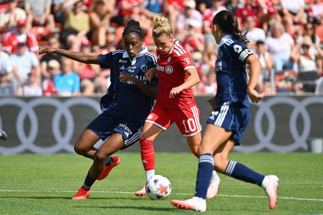 Linda DALLMANN (FCB), Aktion,Zweikampf gegen Hillary DIAZ (Paris) Fussball Testspiel Bayern Muenchen Frauen - Paris FC am 09.08.2026 im Sportpark Unterhaching Saison 2026 2027,