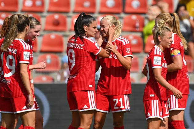 Torjubel vPernile HARDER (FCB) nach Tor zum 1-0 mit Jovana DAMNJANOVIC (FCB), Jubel,Freude,Begeisterung, Fussball Testspiel Bayern Muenchen Frauen - Paris FC am 09.08.2026 im Sportpark Unterhaching Saison 2026 2027,