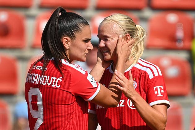 Torjubel v..re: Pernile HARDER (FCB) nach Tor zum 1-0 mit Jovana DAMNJANOVIC (FCB), Jubel,Freude,Begeisterung, Fussball Testspiel Bayern Muenchen Frauen - Paris FC am 09.08.2026 im Sportpark Unterhaching Saison 2026 2027,
