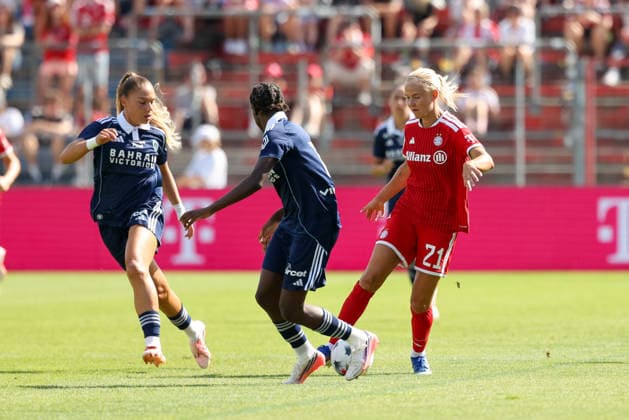 Pernille Harder (FC Bayern Muenchen, 21) mit Ball, mit Mylene Chavas (Paris FC, 18), GER, FC Bayern Muenchen vs. Paris FC, Fussball, Testspiel, Saison 2026 2027, 09.08.2026, GER, FC Bayern Muenchen vs. Paris FC, Fussball, Testspiel, Saison 2026 2027, 09.08.2026 Unterhaching Copyright: xEibner-Pressefoto JennixMaulx EP_JML
