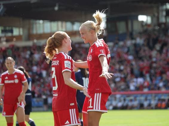 Bayern - Jubel im Sportpark nach Tor zum 1:0 von Bayerns 21 Pernille HARDER mit Bayerns 3 Stine PEDERSEN. Frauenfussball, Bayern - Paris. Frauenfußball, FC Bayern München Frauen - Paris FC, Testspiel, Vorbereitungsspiel zur Saison 2026-2027, am 9.08.2026 in Unterhaching, S P O R T P A R K U N T E R H A C H I N G, Deutschland. Quelle Copyright Credit : Oryk HAIST