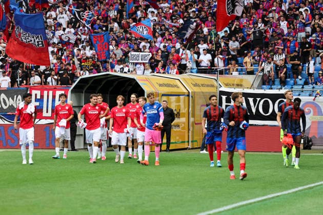 FC Thun und FC Basel Ersatzspiel vor Spielbeginn zur Bank , Schweiz, Fussball, Super League, 3.Spieltag, 2026 2027, FC Basel 1893 vs. FC Thun, 09.08.2026, Basel Sankt Jakob Park Schweiz Copyright: xGrantxHubbsx