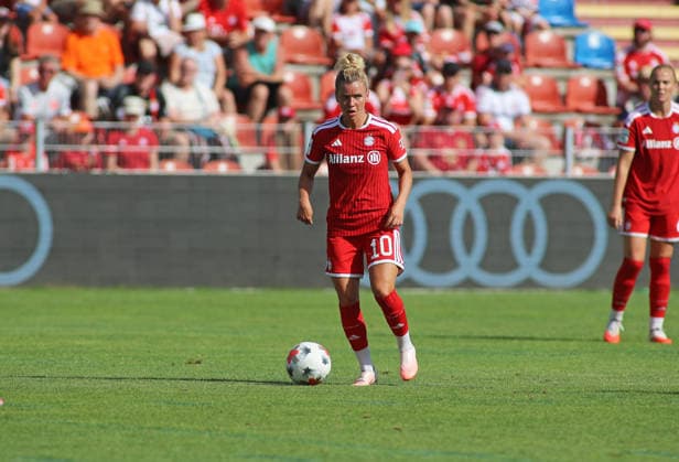Fussball, Frauen, Saison 2026 2027, FC Bayern München - Paris FC, Freundschaftsspiel, Testspiel, Sportpark Unterhaching Linda Dallmann (FC Bayern München) mit Ball