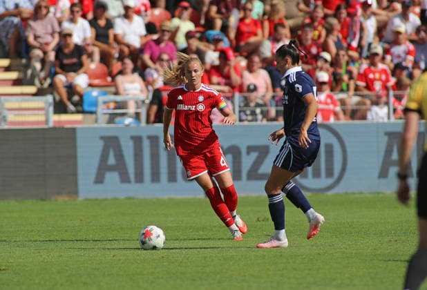 Fussball, Frauen, Saison 2026 2027, FC Bayern München - Paris FC, Freundschaftsspiel, Testspiel, Sportpark Unterhaching Glodis Perla Viggosdottir (FC Bayern München) mit Ball
