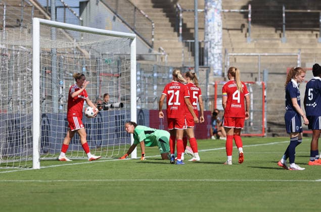 Fussball, Frauen, Saison 2026 2027, FC Bayern München - Paris FC, Freundschaftsspiel, Testspiel, Sportpark Unterhaching 2:0 durch Alara Sehitler (FC Bayern München) Tor, Jubel