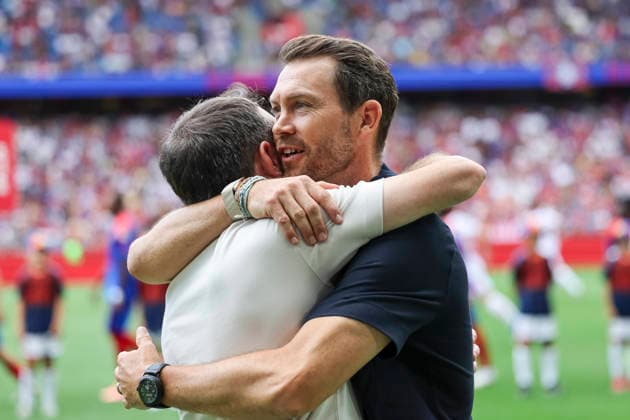 Gian-Luca Privitelli (FC Thun, Trainer) und Stephan Lichtsteiner (FC Basel, Trainer) vor Spielbeginn , Schweiz, Fussball, Super League, 3.Spieltag, 2026 2027, FC Basel 1893 vs. FC Thun, 09.08.2026, Basel Sankt Jakob Park Schweiz Copyright: xGrantxHubbsx