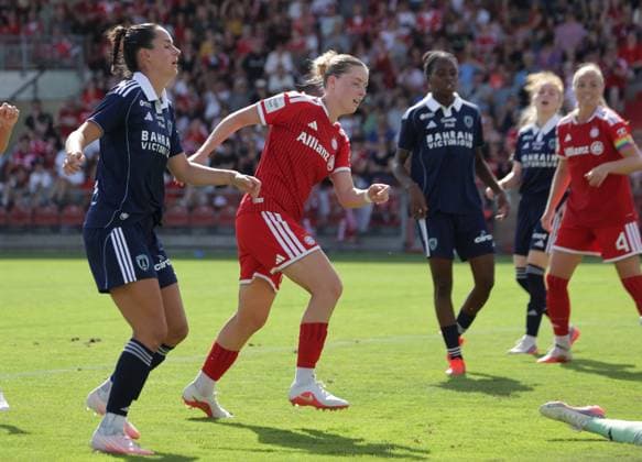 Bayerns 14 ALARA trifft ins Tor zum 2:0. Frauenfussball, Bayern - Paris. Frauenfußball, FC Bayern München Frauen - Paris FC, Testspiel, Vorbereitungsspiel zur Saison 2026-2027, am 9.08.2026 in Unterhaching, S P O R T P A R K U N T E R H A C H I N G, Deutschland. Quelle Copyright Credit : Oryk HAIST
