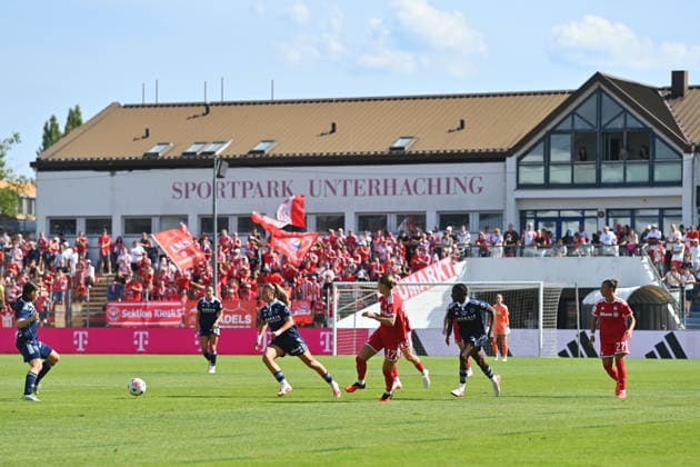 erster Auftritt der Bayern Frauen im Sportpark. Fussball Testspiel Bayern Muenchen Frauen - Paris FC am 09.08.2026 im Sportpark Unterhaching Saison 2026 2027,