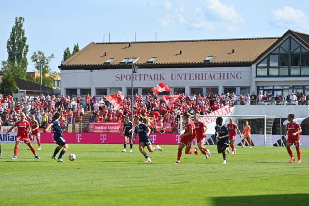 erster Auftritt der Bayern Frauen im Sportpark. Fussball Testspiel Bayern Muenchen Frauen - Paris FC am 09.08.2026 im Sportpark Unterhaching Saison 2026 2027,