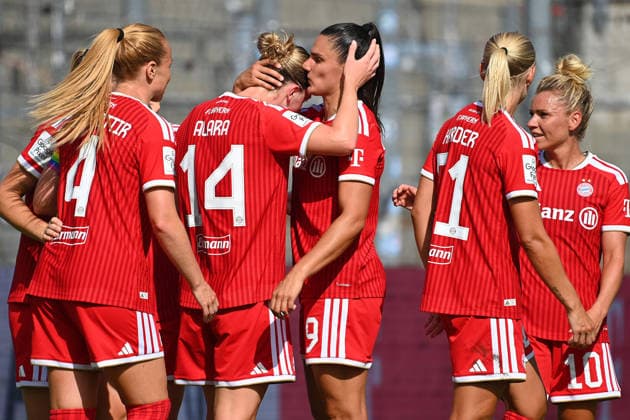 kollektiver Torjubel mit Glodis Perla VIGGOSDOTTIR (FCB), Alara SEHITLER (FCB),Jovana DAMNJANOVIC (FCB),Pernile HARDER (FCB), Linda DALLMANN (FCB). Jubel,Freude,Begeisterung, Fussball Testspiel Bayern Muenchen Frauen - Paris FC am 09.08.2026 im Sportpark Unterhaching Saison 2026 2027,