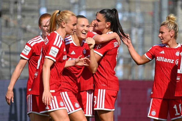 kollektiver Torjubel mit Magdalena ERIKSSON (FCB), Glodis Perla VIGGOSDOTTIR (FCB),Alara SEHITLER (FCB),Jovana DAMNJANOVIC (FCB),Linda DALLMANN (FCB). Jubel,Freude,Begeisterung, Fussball Testspiel Bayern Muenchen Frauen - Paris FC am 09.08.2026 im Sportpark Unterhaching Saison 2026 2027,