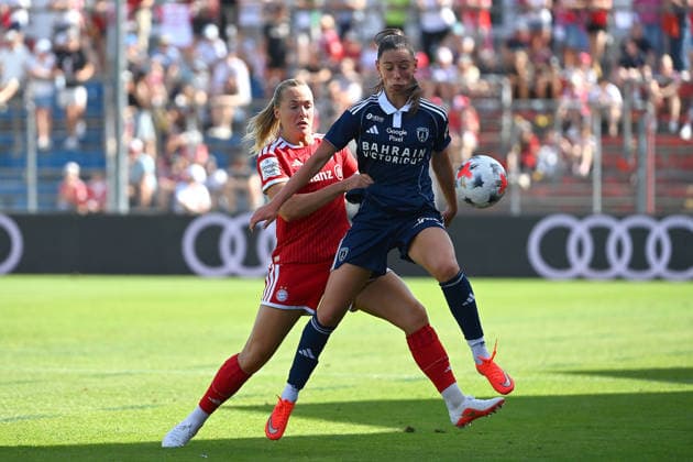 Katharina NASCHENWENG (FCB), Aktion,Zweikampf gegen Aurelie Regndees (Paris). Fussball Testspiel Bayern Muenchen Frauen - Paris FC am 09.08.2026 im Sportpark Unterhaching Saison 2026 2027,