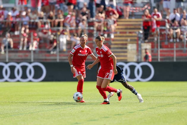 Klara Buehl (FC Bayern Muenchen, 17) mit Ball mit Arianna Caruso (FC Bayern Muenchen, 27), GER, FC Bayern Muenchen vs. Paris FC, Fussball, Testspiel, Saison 2026 2027, 09.08.2026, GER, FC Bayern Muenchen vs. Paris FC, Fussball, Testspiel, Saison 2026 2027, 09.08.2026 Unterhaching Copyright: xEibner-Pressefoto JennixMaulx EP_JML