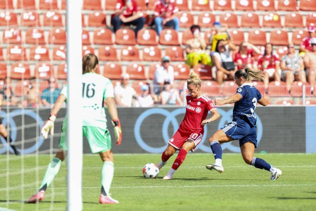 Linda Dallmann (FC Bayern Muenchen, 10) mit Ball mit Manoly Baquerzio (Paris FC, 03) und Melween NDongala (Paris FC, 16), GER, FC Bayern Muenchen vs. Paris FC, Fussball, Testspiel, Saison 2026 2027, 09.08.2026, GER, FC Bayern Muenchen vs. Paris FC, Fussball, Testspiel, Saison 2026 2027, 09.08.2026 Unterhaching Copyright: xEibner-Pressefoto JennixMaulx EP_JML