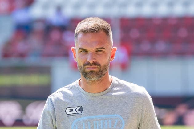 Trainer Benjamin Duda (CFC), Hallescher FC vs. Chemnitzer FC, Fussball, Regionalliga Nordost, 4. Spieltag, Saison 2026 27, 09.08.2026 Halle Leuna Chemie Stadion ST Deutschland