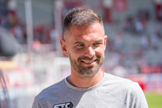 Trainer Benjamin Duda (CFC), Hallescher FC vs. Chemnitzer FC, Fussball, Regionalliga Nordost, 4. Spieltag, Saison 2026 27, 09.08.2026 Halle Leuna Chemie Stadion ST Deutschland
