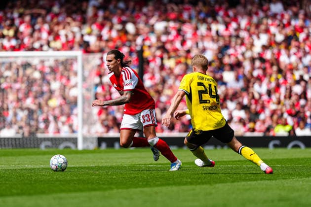 Riccardo Calafiori (FC Arsenal, 33), Daniel Svensson (Borussia Dortmund, 24) GER, FC Arsenal vs. Borussia Dortmund, Fußball, Emirates Cup 2026, Saison 2026 2027, 09.08.2026 GER, FC Arsenal vs. Borussia Dortmund, Fußball, Emirates Cup 2026, Saison 2026 2027, 09.08.2026 London Copyright: xEibner-Pressefoto MarcelxvonxFehrnx EP_MFN_P