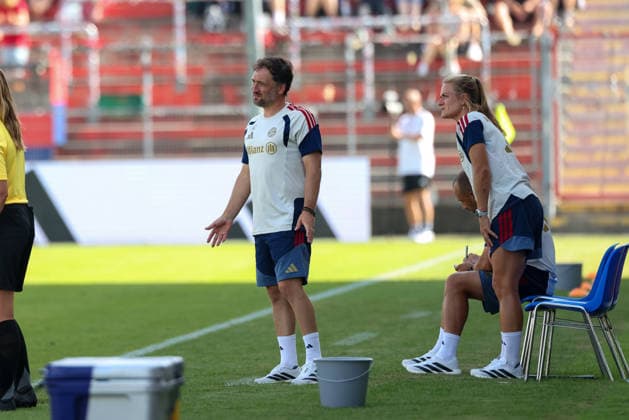 Jose Barcala (FC Bayern Muenchen, Chef-Trainer), mit Clara Schoene (FC Bayern Muenchen, Co-Trainerin), GER, FC Bayern Muenchen vs. Paris FC, Fussball, Testspiel, Saison 2026 2027, 09.08.2026, GER, FC Bayern Muenchen vs. Paris FC, Fussball, Testspiel, Saison 2026 2027, 09.08.2026 Unterhaching Copyright: xEibner-Pressefoto JennixMaulx EP_JML