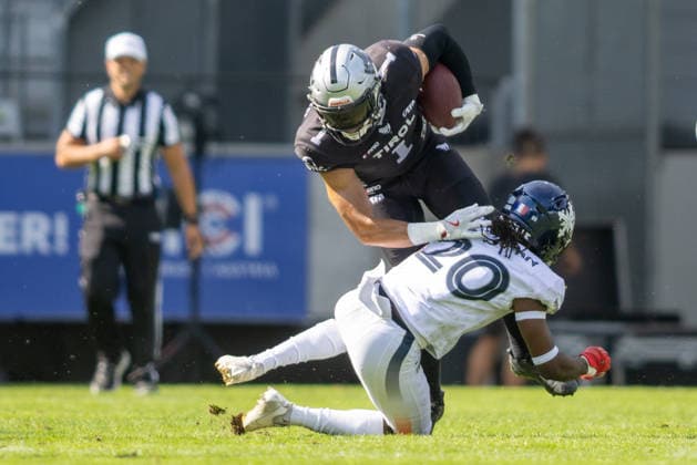 Aaron Jackson (Raiders Tirol, 01) runs with the ball and is tackled byIbel Ahidazan (Paris Musketeers, 20), Raiders Tirol vs Paris Musketeers, American Football, EFA, Week 13, 2026, 09.08.2026 Innsbruck Tivoli Sradium Austria Copyright: xPFA BjörnxKeckerx
