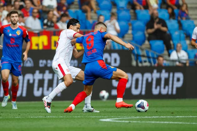Nassim Zoukit (FC Thun, 13) und Zan Celar (FC Basel, 09) im Zweikampf , Schweiz, Fussball, Super League, 3.Spieltag, 2026 2027, FC Basel 1893 vs. FC Thun, 09.08.2026, Basel Sankt Jakob Park Schweiz Copyright: xGrantxHubbsx