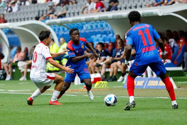 Nils Reichmuth (FC Thun, 70), Moussa Cisse (FC Basel, 29) und Kazeem Olaigbe (FC Basel, 11) im Kampf um den Ball , Schweiz, Fussball, Super League, 3.Spieltag, 2026 2027, FC Basel 1893 vs. FC Thun, 09.08.2026, Basel Sankt Jakob Park Schweiz Copyright: xGrantxHubbsx