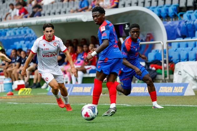 Nils Reichmuth (FC Thun, 70), Moussa Cisse (FC Basel, 29) und Kazeem Olaigbe (FC Basel, 11) im Kampf um den Ball , Schweiz, Fussball, Super League, 3.Spieltag, 2026 2027, FC Basel 1893 vs. FC Thun, 09.08.2026, Basel Sankt Jakob Park Schweiz Copyright: xGrantxHubbsx