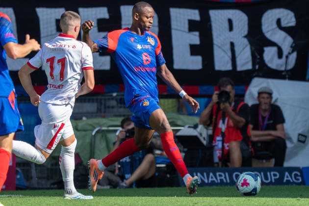 BASEL, SWITZERLAND - AUGUST 9: Layton Stewart of Thun L) battles for the ball with Akpe Victory of Basel R) on August 9, 2026 in Basel, Switzerland. Copyright: xJustPictures.ch PascalxvonxBürenx jp-en-EuSpIm-Pavo_Fotografie-06934