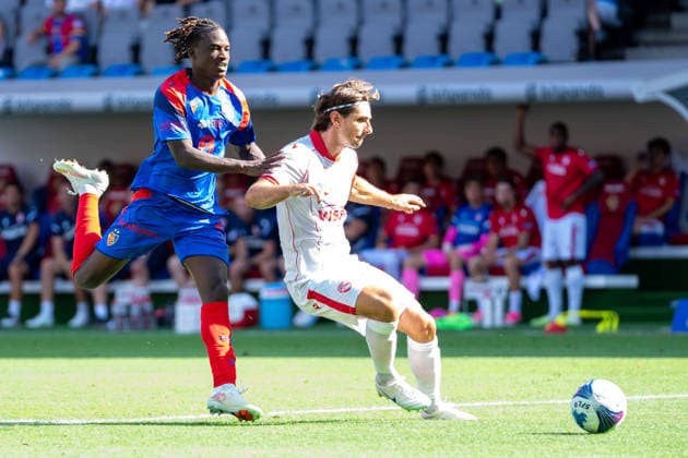 BASEL, SWITZERLAND - AUGUST 9: Asane Sow of Basel L) battles for the ball with Jan Bamert of Thun R) on August 9, 2026 in Basel, Switzerland. Copyright: xJustPictures.ch PascalxvonxBürenx jp-en-EuSpIm-Pavo_Fotografie-670397