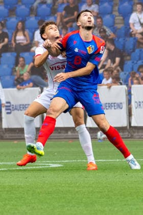 BASEL, SWITZERLAND - AUGUST 9: Dorian Derbaci of Thun L) battles for the ball with Leo Leroy of Basel R) on August 9, 2026 in Basel, Switzerland. Copyright: xJustPictures.ch PascalxvonxBürenx jp-en-EuSpIm-Pavo_Fotografie-06750