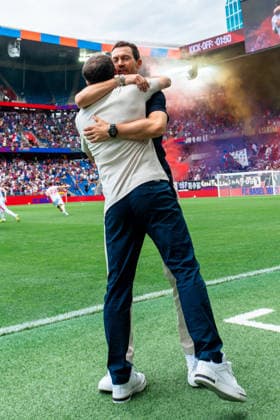 BASEL, SWITZERLAND - JULY 18: head coach Gian-Luca Privitelli of Thun L) and head coach Stephan Lichtsteiner of Basel R) prior the pre-season friendly match between FC Basel 1893 and Juventus at St. Jakob Stadium on July 18, 2026 in Basel, Switzerland. Copyright: xJustPictures.ch PascalxvonxBürenx jp-en-EuSpIm-Pavo_Fotografie-06646