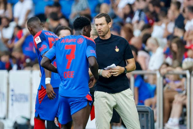 Philip Otele (FC Basel, 07) und Stephan Lichtsteiner (FC Basel, Trainer) im Dialog, im Gespräch, im Austausch, in Kommunikation , Schweiz, Fussball, Super League, 3.Spieltag, 2026 2027, FC Basel 1893 vs. FC Thun, 09.08.2026, Basel Sankt Jakob Park Schweiz Copyright: xGrantxHubbsx