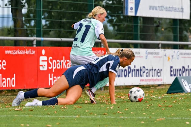 09.08.2026, Fußball, 2. Frauen-Bundesliga, 2026 2027, 2. Spieltag,SC Sand - SG 99 Andernach Sophia Gerber (18 Sand) mit einem Foulspiel an Isabel Pfeiffer 821 Andernach).