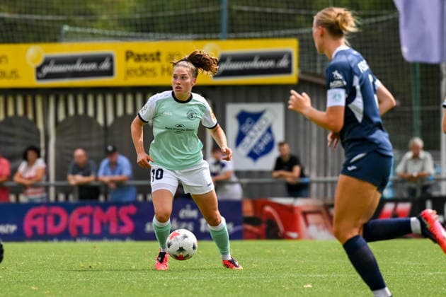 Leonie Krump (10 Andernach) mit dem Ball am Fuß.