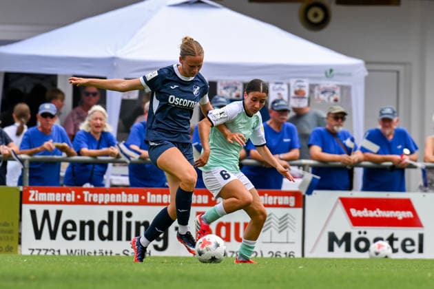 Milena Fischer (Sand) und Narjiss Ahamad (6 Andernach) im Zweikampf.