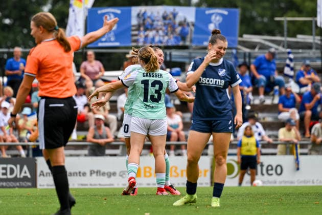 Jubel nach dem 1:0 bei Marlene Ganßer (13 Andernach) und Leonie Krump (10 Andernach).