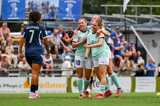 Jubel nach dem 1:0 bei Leonie Krump (10 Andernach), Paula Petri (9 Andernach) und Marlene Ganßer (13 Andernach).