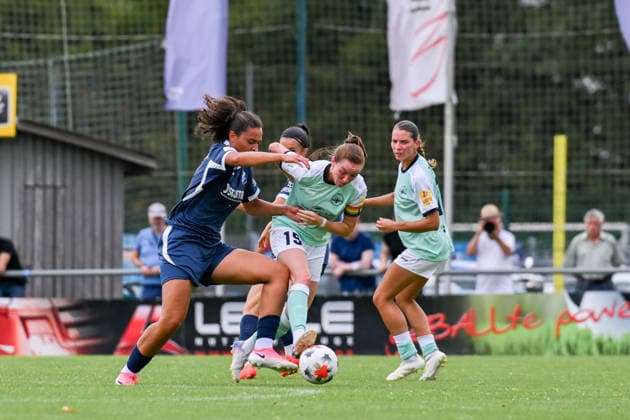 Melissa Ugochukwu (Sand) und Vanessa Zilligen (15 Andernach) im Zweikampf.