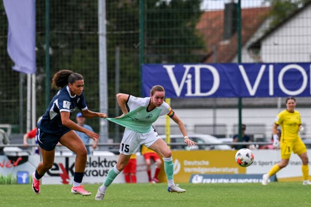 09.08.2026, Fußball, 2. Frauen-Bundesliga, 2026 2027, 2. Spieltag,SC Sand - SG 99 Andernach Vanessa Zilligen (15 Andernach) wird von Melissa Ugochukwu (Sand) am Trikot gezogen.