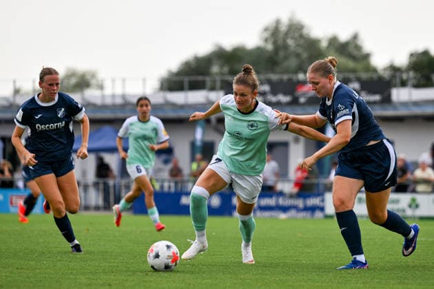 Carolin Schraa (7 Andernach) im Zweikampf.