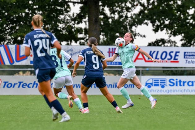 Vanessa Zilligen (Andernach) nimmt den Ball mit der Brust an.
