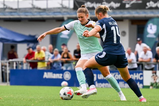 Carolin Schraa (Andernach) und Charlotte Blümel (14 Sand) im Zweikampf.