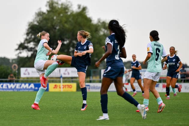 Emelie Hesselbach (Andernach, links) mit einer wertvollen Balleroberung.