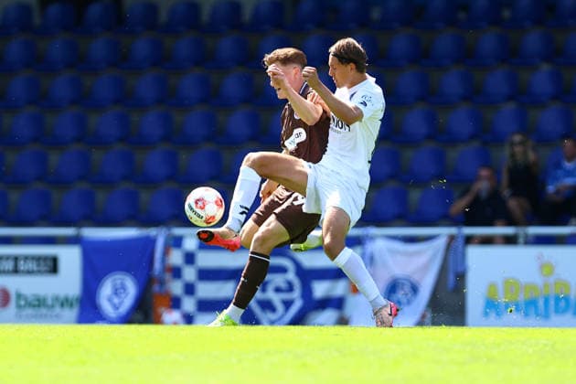 29 Lucas Schulze (FC St. Pauli U23), 16 Daniel Paul Olivier Michel (Bremer SV) Fußball I Herren I Regionalliga Nord I Saison 2026-2027 I 2. Spieltag I FC St. Pauli U23 - Bremer SV I 09.08.2026 I Edmund-Plambeck-Stadion
