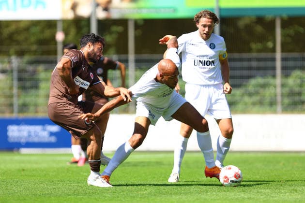 30 Nikky Goguadze (FC St. Pauli U23), 5 Anthony Nwachukwu (Bremer SV) Fußball I Herren I Regionalliga Nord I Saison 2026-2027 I 2. Spieltag I FC St. Pauli U23 - Bremer SV I 09.08.2026 I Edmund-Plambeck-Stadion