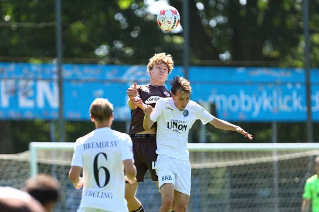 4 Jannik Westphal (FC St. Pauli U23), 11 Bastian Redecker (Bremer SV) Fußball I Herren I Regionalliga Nord I Saison 2026-2027 I 2. Spieltag I FC St. Pauli U23 - Bremer SV I 09.08.2026 I Edmund-Plambeck-Stadion